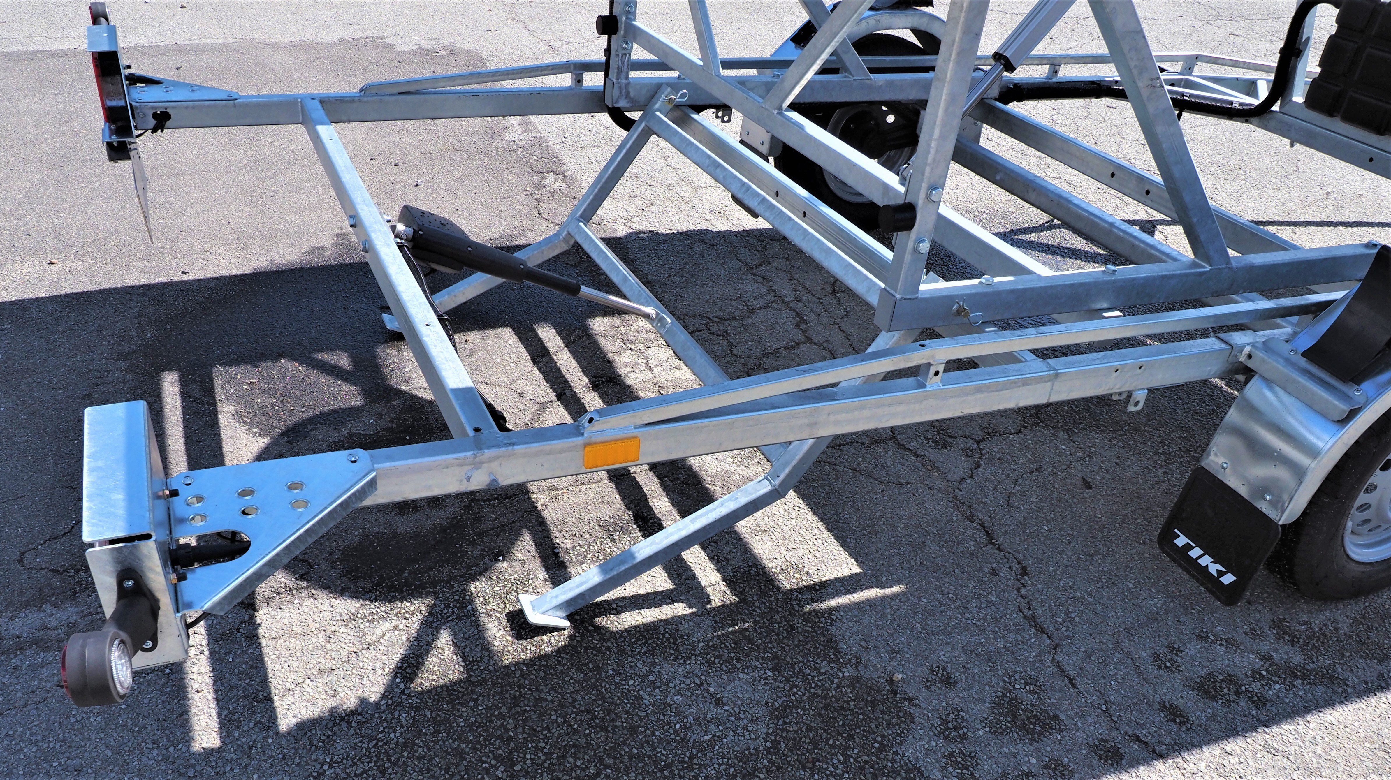 Support legs: Electric Linak actuators
